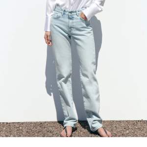 Ljusa jeans från zara i storlek 38, passar även 36❣️ använda en gång så nyskick, nypris 399kr