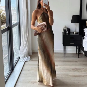 Lång klänning  - Sååå fin klänning från zara! Den är slutsåld på hemsidan! Säljer pga den inte passar mig:( har både S och M)