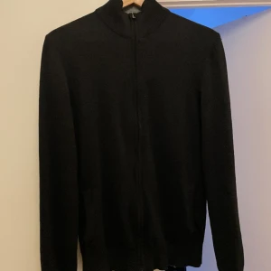 Full zip tröja - Tja, säljer nu min full zip tröja från pier one kond 10/10 använd få tal gånger ny pris 399 mitt pris 300