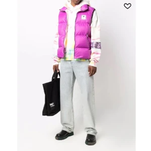 Palm Angels väst - Säljer min nästan oanvända Palm angels väst då de inte kommer till användning längre. Köpt på kicks and stuff i Göteborg förra sommaren. Hör av dig vid frågor, pris kan diskuteras. 