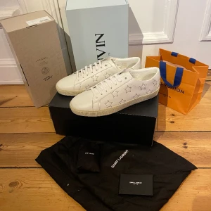 Saint Laurent skor - Helt nya Saint Laurent skor! Dustbags nya skosnören följer även med! Storlek 45. Nypris 7600, mitt pris endast 3100! Populär sko som passar året om. Kom pm vid funderingar, priset är inte hugget i sten.