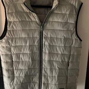 J.lindeberg väst grå - Först till kvarn! Säljer min gråa j.lindeberg väst då jag inte använder den längre. Storlek L men passar M också. Pris går att diskutera. Skick 8/10