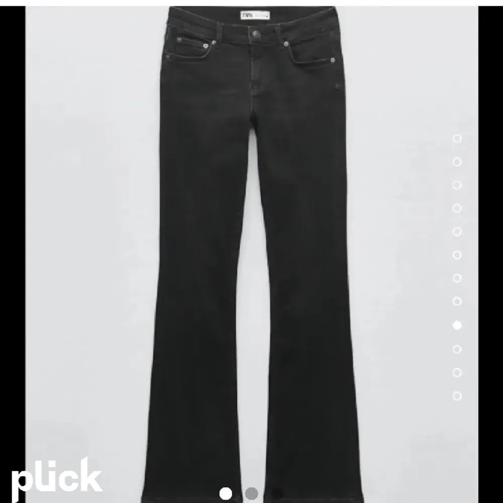 Säljer dessa populära low waist zara jeans som inte längre säljs , kan även tänka mig att byta mot en mindre storlek💞. Jeans & Byxor.