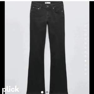 Säljer dessa populära low waist zara jeans som inte längre säljs , kan även tänka mig att byta mot en mindre storlek💞