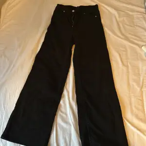 Svarta jeans från HM de är wide och är i storleken 36 !!
