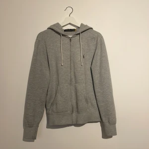Polo Ralph Lauren zip - Nu säljer jag min polares Ralph Lauren zip. Han säljer den pga den är för liten. Tröjan är i bra skick och sparsamt använd. Väldigt bra skick på den. Storleken är xs men passar även s bra. Köpt på Care of Carl och är för 1699. Hör av för minsta fråga!