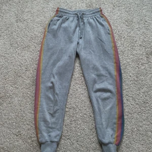 Mjukisbyxor - Gråa mjukis med regnbågar på sidorna. Använda men i bra skick. De är i storlek XS men passar S och kanske M💗