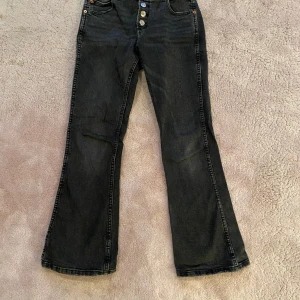 Jeans - Jag säljer mina jätte fina jeans från Zara. Är tyvärr för små. Finns inte att köpa i butik längre. Svarta med knappar. Hör av er om ni har pris.😄😍