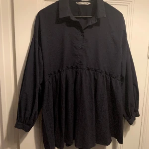 Skjorta - Mörkblå blus/skjorta från Zara. Over-size modell med söta detaljer. Storlek M. Använd några gånger, men har inga defekter! 🖤