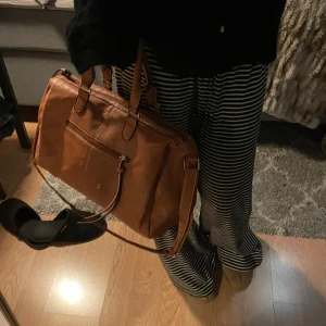 Brun handväska - Super rymlig brun väska! Har lite defekter (tredje bilden), men inget märkvärdigt, super snygg😇köpt second hand