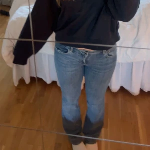 Zara Bootcut jeans  - Säljer mina low rise bootcut jeans från zara då de inte längre kommer till användning! Storlek 40 men passar även mig som annars har 38 i jeans💓🙈 Nypris är 400kr men säljer för 280kr, pris kan diskuteras 🙌🏼🙌🏼🙌🏼