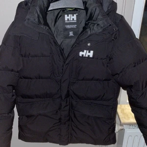 Helly Hansen jacka - S men är som medium.  Mycket skön och varm jacka. Användt fåtal gånger säljer pga fel i storlek. Pris går att diskuteras. ny pris 3800kr