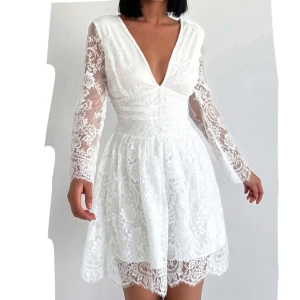 Klänning - Vit klänning från shein🩷 Storlek M men är liten i storleken, skulle säga xs/s💕 Säljer för 75kr+frakt