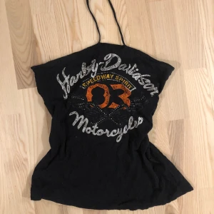 Harley Davidsson topp - En skit cool Harley Davidsson halternecktopp med rhinestones! Behöver tyvärr sälja för jag är i behov av pengar. Köpte den second hand så den är äkta vintage. Den är i nyskick och utan några som helst skador. Kontakta mig gärna vid frågor osv!💗