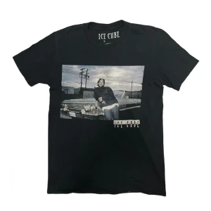 Ice cube tshirt - säljer denna ascoola ice cube t-shirten  är i bra skick! (bild 3 för defekter). säljer den då jag inte använder den längre. den passar xs-s. om du har frågor så är det bara att kontakta mig!
