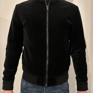 Overshirt  - Svart sammet overshirt från Select Homme i bra skick. Säljs pga blivit för liten. Storlek: Medium Hör av dig vid intresse/ frågor Mvh 