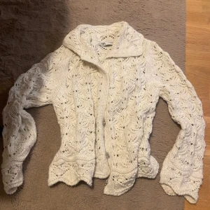 Stickad vit kofta! - Jättesöt vit stickad kofta! Superfint skick!
