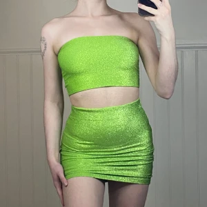 Glittrigt set - Fint glittrigt set från gina tricot. Kjol i storlek xs och topp i storlek s. Använd en gång så i mycket bra skick. 🎀