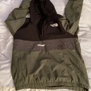 Northface vindjacka - Olivgrön northface vindjacka, har använts fåtal gånger och ser ut som ny.