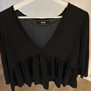 Blus - Superfin svart blus från BikBok, aldrig använda då den är lite för tajt för mig i armarna!