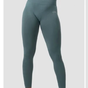 Define seamless tights ICIW - Knappt använda och väldigt sköna! Det är i storlek S men passar en M också. 300kr + frakt men kan ev gå ner i pris vid snabb affär✌🏻
