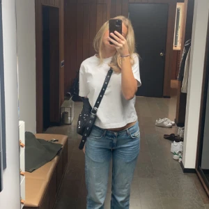 Blå jeans  - Lågmidjade blåa jeans ifrån Gina Tricot. Är i bra skick och kom privat för fler bilder!🥰