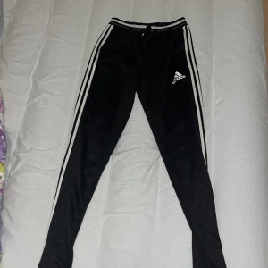 Adidasbyxor  - Aldrig använda; finns i storlek s och L