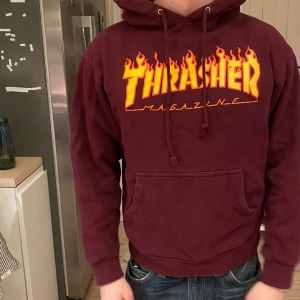 Thrasher hoodie, vinröd - Snygg thrasher hoodie, storlek S. I bra skick, inga deffekter!  Nypris: 749kr