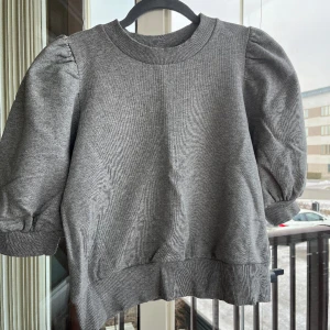 Trekvartsärmad tröja - Supersöt trekvartsärmad tröja i grått! Köpt för ett tag sen men kommer tyvärr inte till användning längre🩷⭐️💥🙌🏼