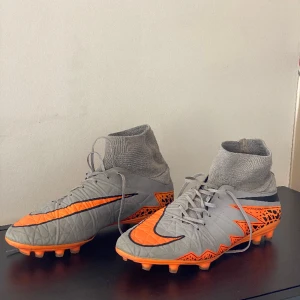 Nike hypvervenom Phantom II wolf - Storlek 42,5 väldigt snålt slitet på dobbarna o generellt på skon fråga efter fler bilder om det behövs