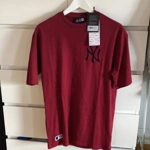 Vinröd t-shirt i xs men sitter som M eller stor S. Köpt på zalando för ca 400kr men säljer för den va för stor. Aldrig använd