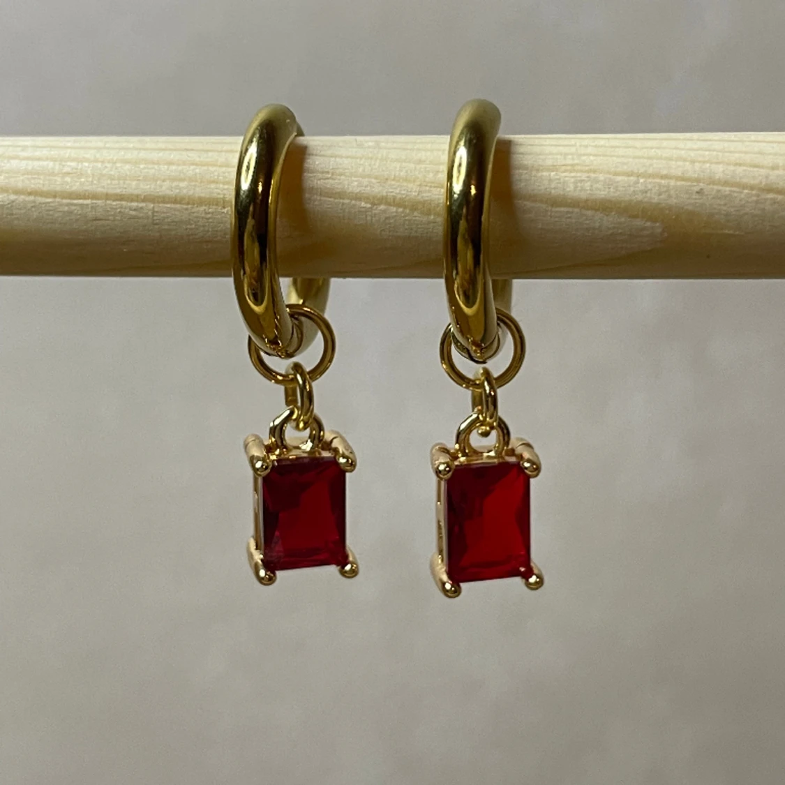 Två par örhängen röd strass & gröna stenar