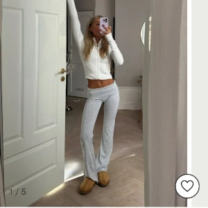 Soft chill pants Nelly storlek s - Endast använda 1 gång , inköpta i december . Som nya tyvärr använder jag mina svarta mer och dessa är endast testade men har tagit bort lapparna