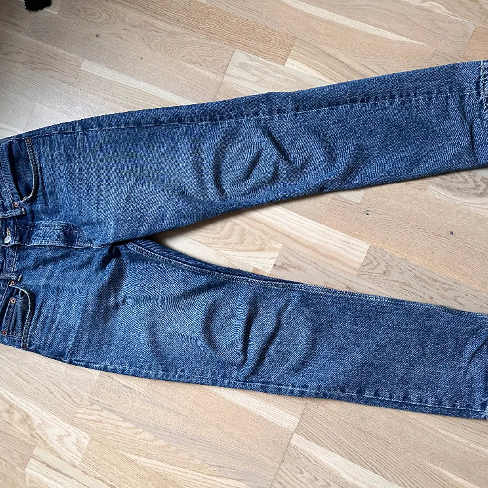 Jeans med rak pass form, köpta på zara. Bra skick. Strl 40. Jeans & Byxor.