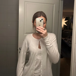 Kofta  - Jättefin kofta som är i xl men skulle säga att den är liten i stoleken och passar mig som är s 