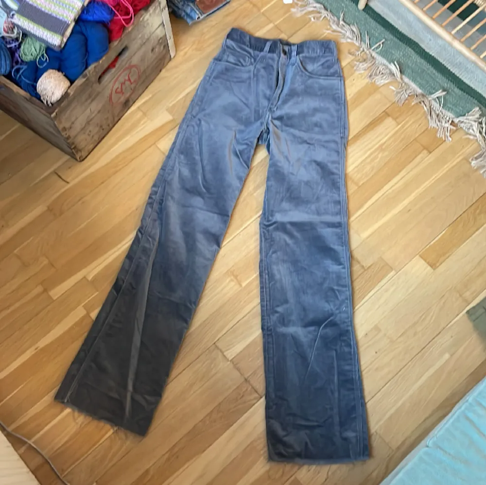 Vintage byxor i sammet/plysch från Dobber. Helt nya med lapp kvar, endast legat på lager.  Obs det är rålängd, de är alltså inte fållade utan bör sys upp i ens egen längd.   Märkta size 28, inseam 34.  Mått cm: Midja: 33 Höft: 42 Ben: 83,5. Jeans & Byxor.