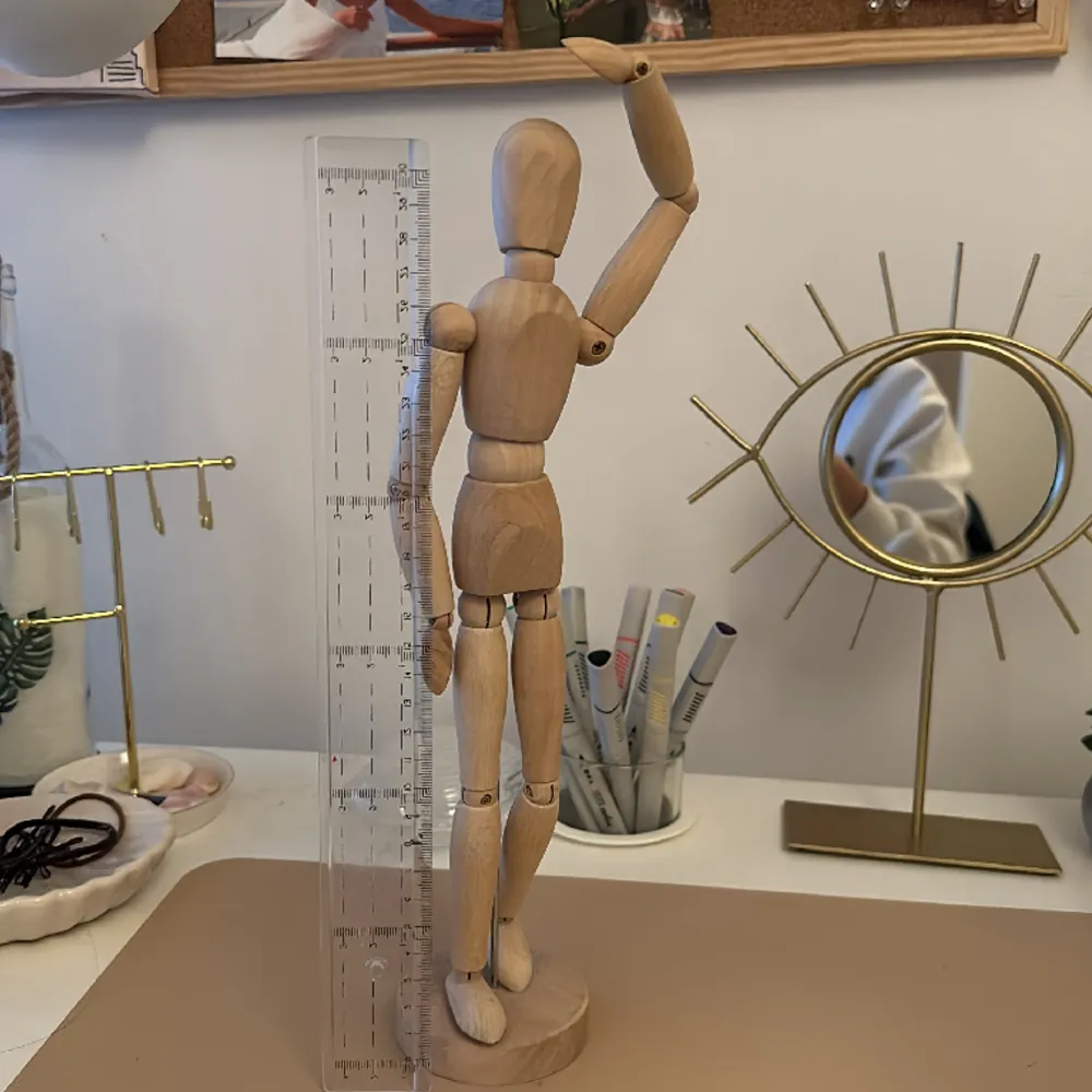 Från Ikea en figur i trä som man kan ändra på hur den ska stå 🤍 inga defekter . Övrigt.