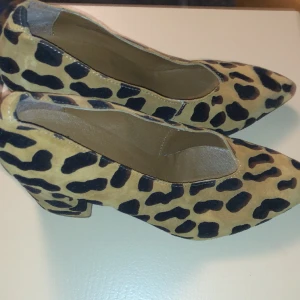 Leopard högklackar  - Ett par av leopard högklackar med kort klack
