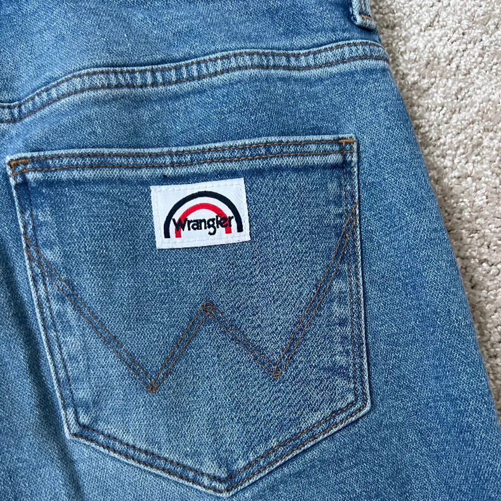 Superfina jeans från Wrangler!! Bara använda några få gånger så i princip i nyskick💗💗. Jeans & Byxor.
