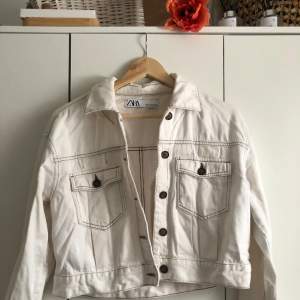 Fin vit jeansjacka från Zara, den har en liten fläck på kragen (tror den går bort i tvätten har bara inte försökt) skickas spårbart🥳🥰