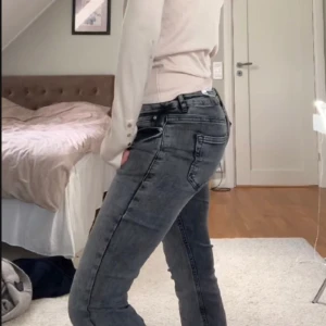 Grunt jeans - Low rise bootcut jätte fint skick!! Tyvärr har jag ingen användning av de. Köptes 700kr