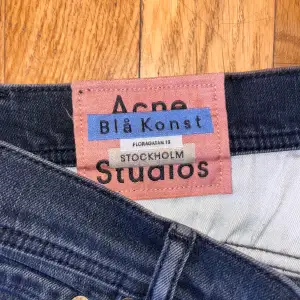 Ett par riktigt snygga jeans från acne studios kollektion Blå konst i storlek 33-32  Mått är det bara att fråga om 