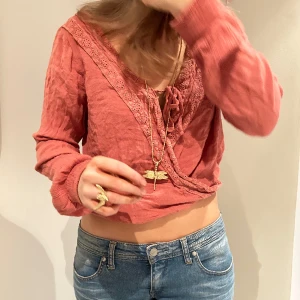 Topp/blus - Söt rosa blus ifrån hollister🌸 Det har justerbar v ringning så du kan välja hur urringad topp du vill ha! Blusen är i toppen skick och har inga synliga deffekter vad vi kan hitta💞💞 Den är även smått mönstrad vid urringningen. Fri frakt gäller ej📦