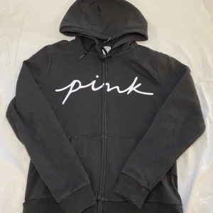 Pink kofta - Säljer denna svarta pink koftan som inte kommer till användning. Den är lite nopprig men inget man lägger märke till.