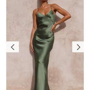 Säljer denna jättefina gröna balklänningen. Beställde den från Australien men tullen blev sjukt dyr så kan inte skicka tillbaka… jättefin och aldrig använda med prislapp kvar!!💗OBS: har fler balklänningar i min profil! 