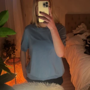 Blå stickad t-shirt - Stickad blå tröja utan lapp tror märket är Lindex 