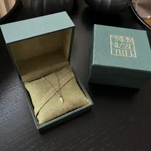 Så fint halsband från Maria Nilsdotter. ”Tiny poison arrow necklace”, super bra skick! Nypris 1 995 kr. (Säljer det andra halsbandet på bild 3 också!) 