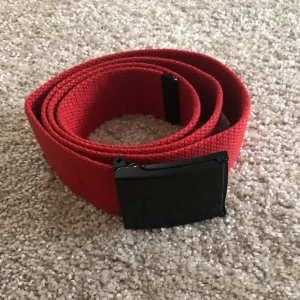 Bälte röd - Bälte röd Ända märket är några knoppar på ett ställe ( se bild)  • 110cm  