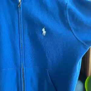 Säljer min blå Polo Ralph Lauren hoodie som tyvärr inte kommer till användning. Sparsamt använd, skick 8/10. Storlek L men sitter som M. Nypris 1885kr mitt pris 1095kr inkl frakt. Tveka inte höra av er om ni undrar nått!<3