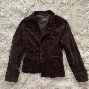 Kavaj tunn jacka - Kavaj i sammetsliknanade material med broderat mönster. Fint skick!